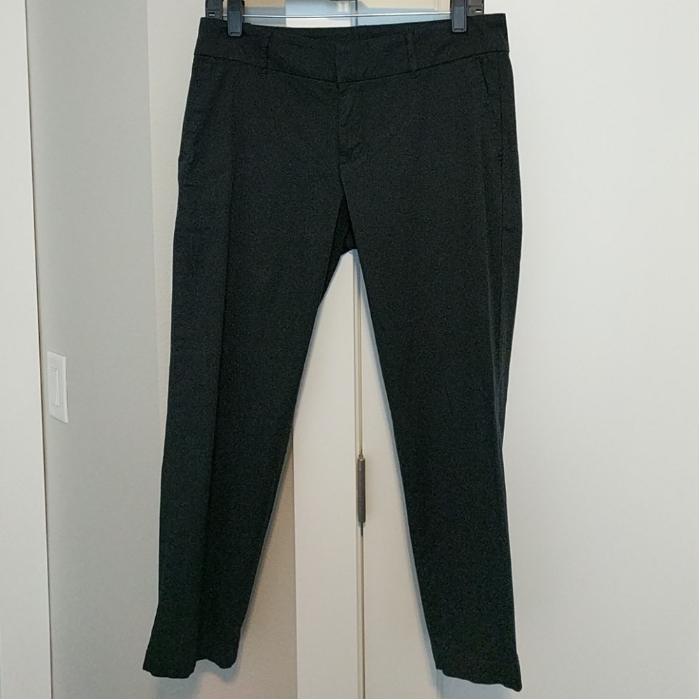 NWOT KUT black straight legged capri size 6